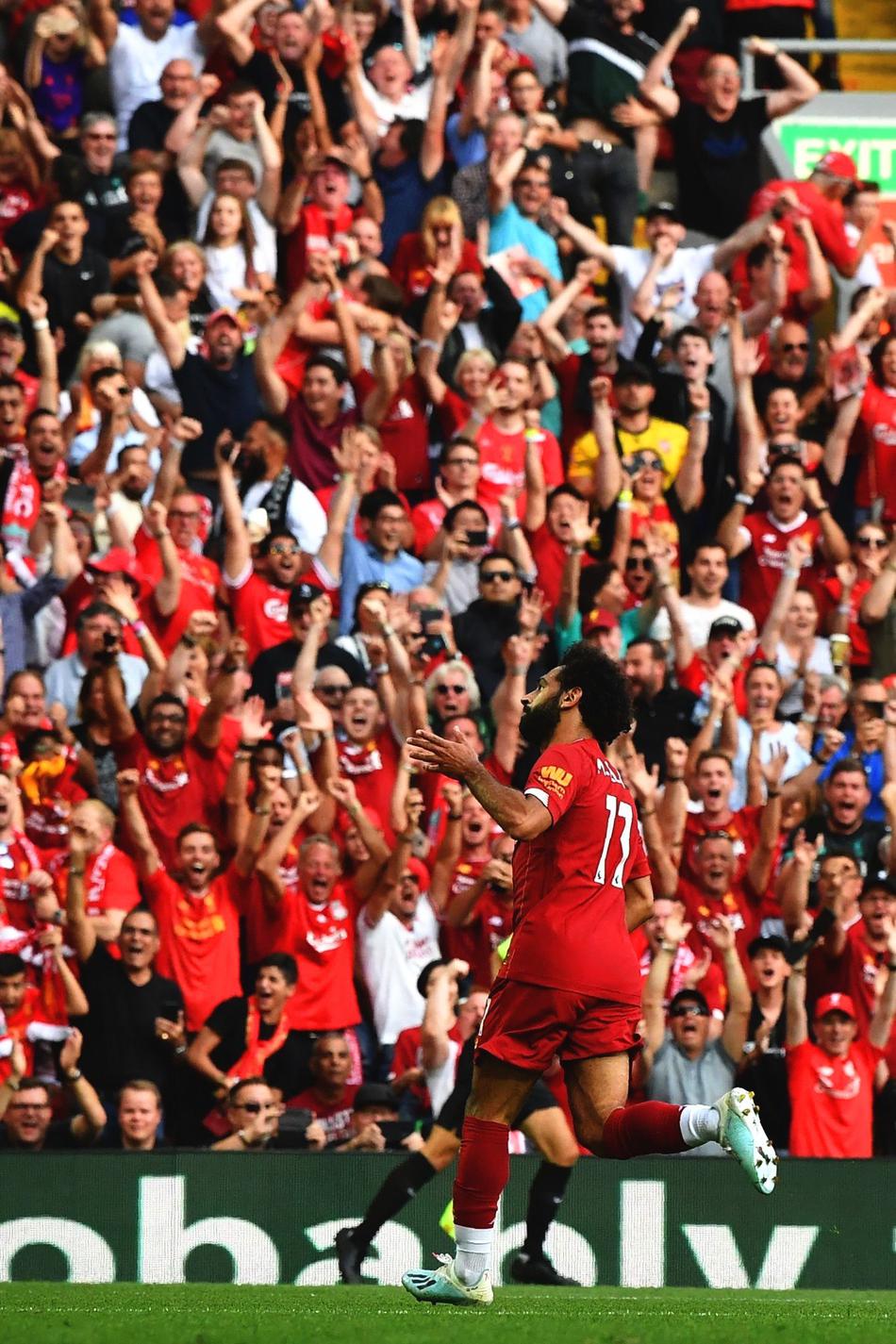 萨拉赫在打入精彩的个人第二球后，再次做出标志性的滑跪庆祝动作，他张开双臂，尽情享受着现场数万球迷的膜拜与欢呼。