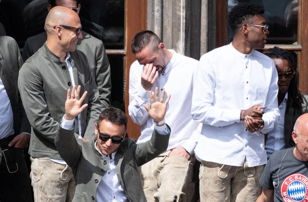 里贝里擦去泪水，与罗本头碰着头低声交谈，两人脸上露出释然而欣慰的微笑