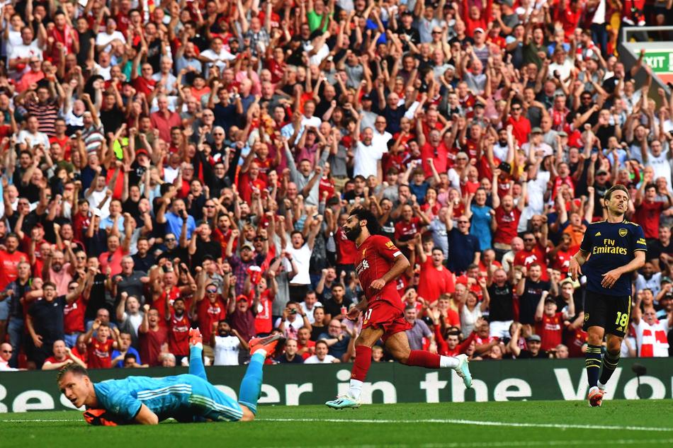 萨拉赫完成梅开二度后，与队友菲尔米诺拥抱庆祝，两人脸上都洋溢着喜悦的笑容，共同分享胜利的荣耀。