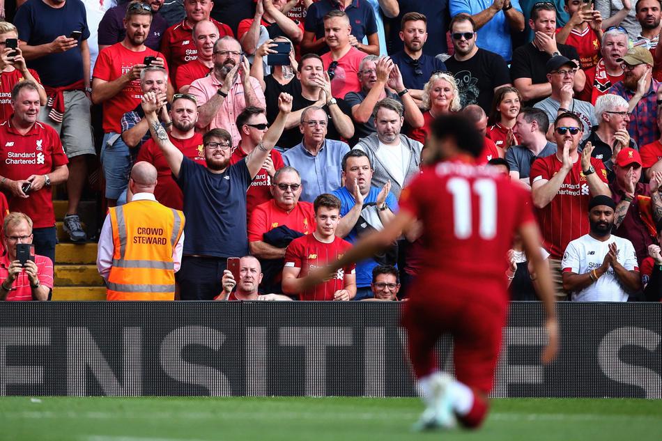 萨拉赫接球后轻松摆脱大卫-路易斯的防守，带球长驱直入，眼神坚毅地观察着门将的站位，准备起脚射门。