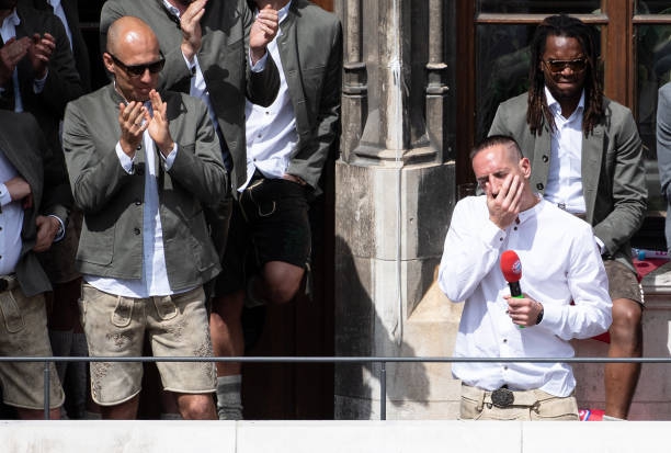 罗本与里贝里并肩而立，两人眼中都泛着泪光，微笑着向全场球迷挥手致意