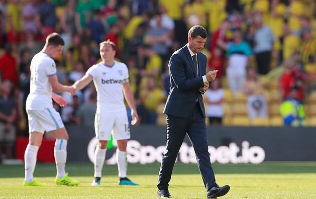 哈维-加西亚在足总杯决赛的指挥瞬间，昔日荣光与今日下课危机形成鲜明对比，凸显足球世界的瞬息万变