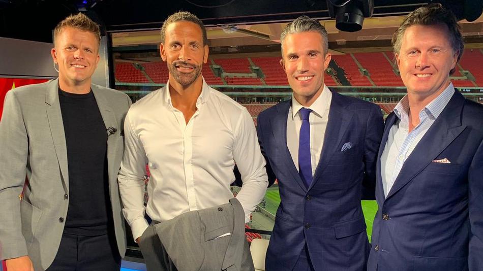 首秀结束后的范佩西面露轻松笑容，身后的转播屏记录着他的解说时刻，白发与自信的姿态成为全场焦点