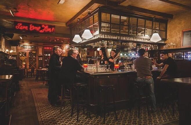 身披凯尔特人战袍的范戴克高高跃起争顶头球，展现出在苏超淬炼出的绝对制空权，从此开启统治级表现。