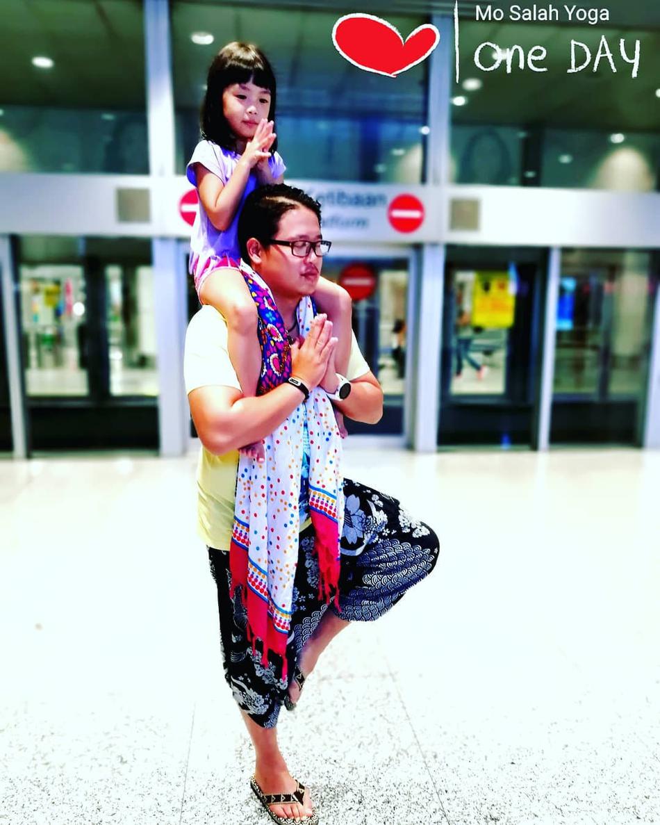 在人来人往的街头广场，一群不同肤色的年轻人相约同时坐下，摆出整齐划一的萨拉赫庆祝姿势，他们用这种方式表达对足球共同的热爱，也引来路人好奇和赞赏的目光。