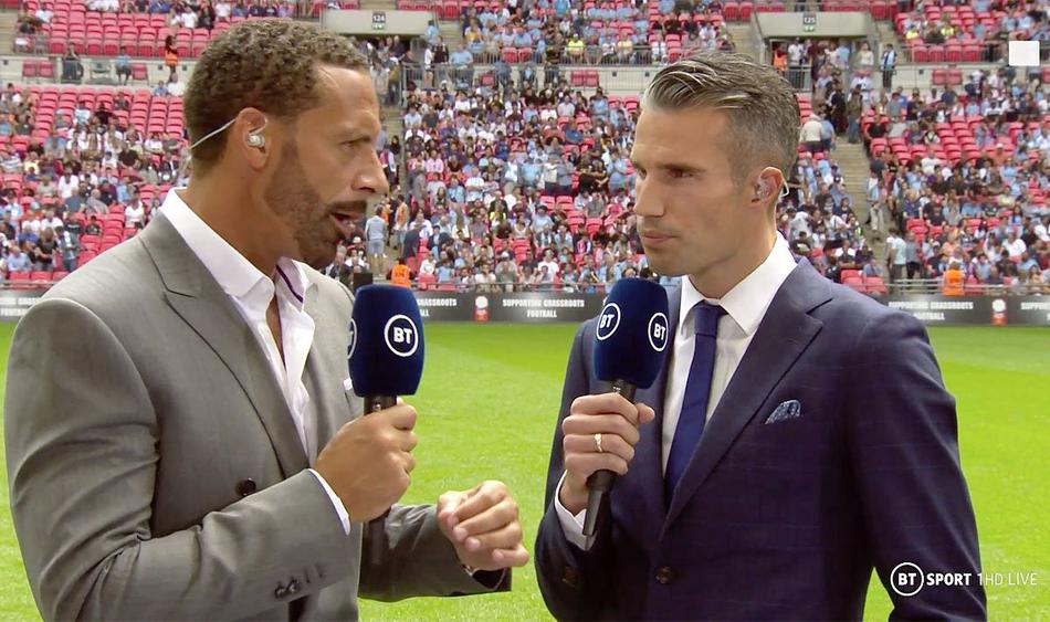 范佩西手持战术板认真分析，白发与专注的神情相得益彰，仿佛将球员时代的洞察力完美转移到了解说席