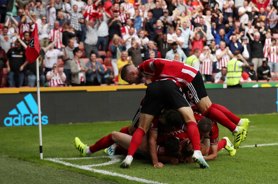 终场哨响一刻，球场内的球迷与球员们一同庆祝这来之不易的胜利，无数条挥舞的围巾汇聚成红白色的海洋，十二年的压抑与期盼在此刻尽情释放。