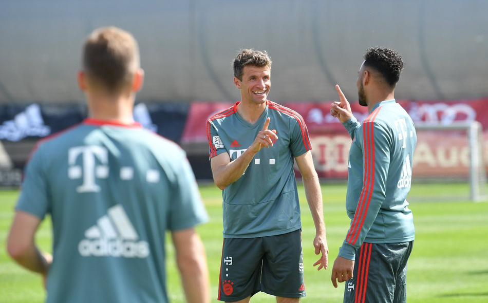 拜仁全队在训练场上慢跑，阳光明媚，多数球员表情轻松，但莱万处于队伍边缘，表情严肃，与其他人的笑脸形成鲜明对比。