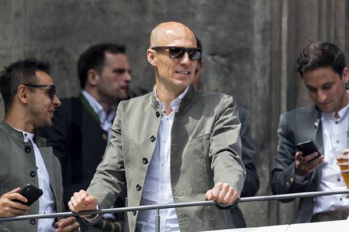 庆典最后，罗本和里贝里一同举起德甲冠军奖盘，向全场球迷做最后的致谢