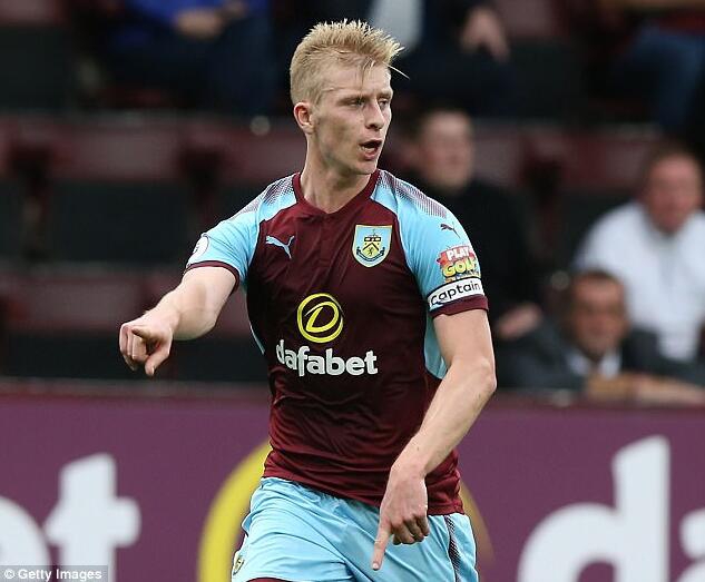 热刺球员安东尼奥在破门后狂奔庆祝，身后的托特纳姆新主场陷入沉寂，这一球打破了新主场不失球金身，也搅乱了争四大局