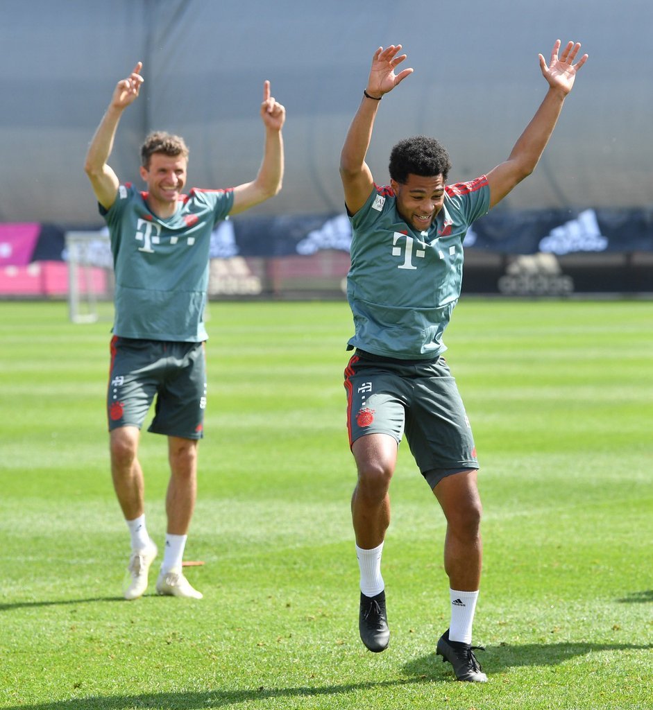 训练结束后，莱万独自离场，回眸一瞥，眼神深邃犀利，背景是模糊的训练场和队友，凸显其特立独行的气质。