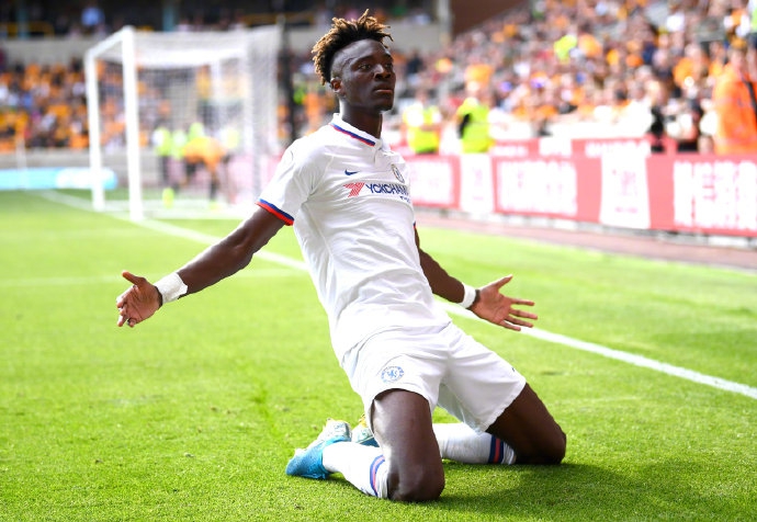 阿森纳小将布卡约·萨卡在边路完成过人后起脚传中，他的眼神坚定，动作舒展，展现初生牛犊不怕虎的气势。