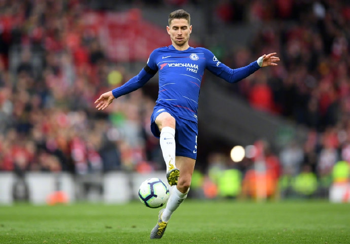 切尔西中场若日尼奥在比赛中全神贯注地观察队友跑位，他的双脚仿佛装着精密雷达，即将送出又一次关键传递。