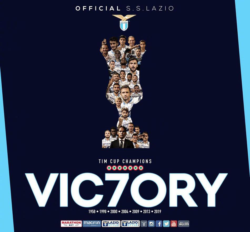 拉齐奥队长卢利奇高举意大利杯冠军奖杯，金色的纸屑漫天飞舞，蓝鹰将士们簇拥在一起振臂高呼