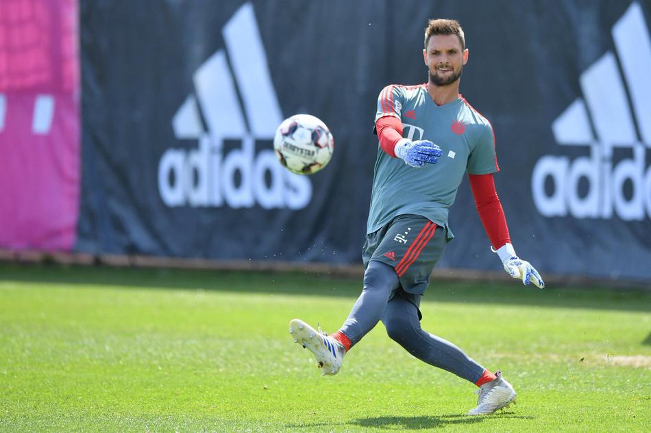 训练中的分组对抗环节，莱万背身拿球，回头观察队友位置，眼神中充满对比赛的专注和对战术执行的考量。