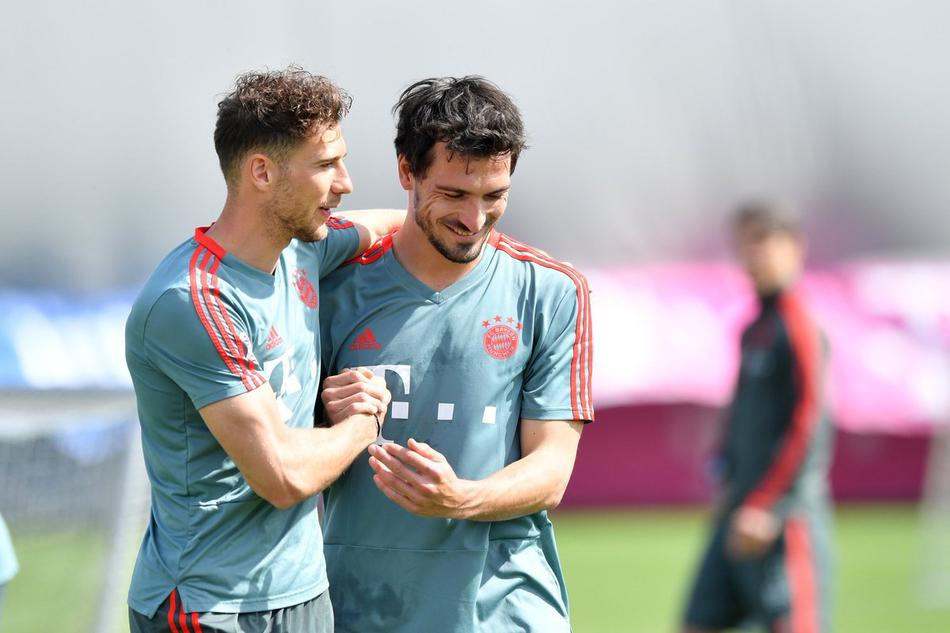 莱万在射门练习中，皮球应声入网，他目光紧盯着球门死角，眼神凌厉，仿佛在无声宣告自己的杀手本能依旧犀利。