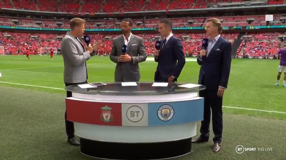 演播室内气氛热烈，范佩西侧身与费迪南德深入交流，两人神情认真，仿佛在分析场上即将发生的战术对位