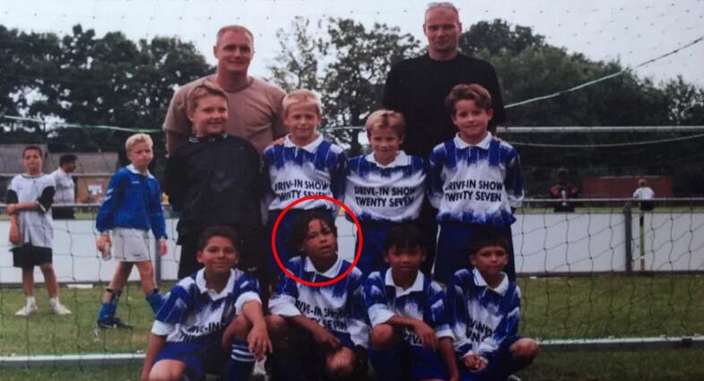 范戴克在欧冠决赛中成功防守后握拳怒吼，他率领利物浦登顶欧洲，用冠军回击了所有曾经的质疑。