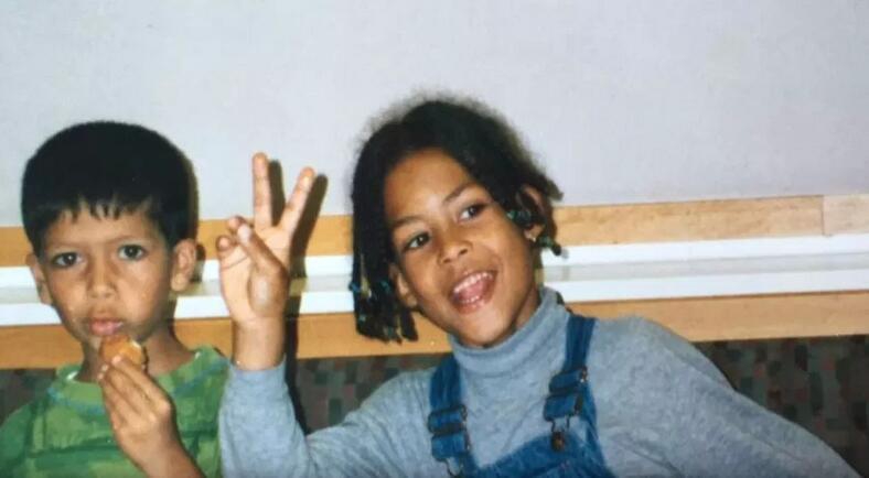 年轻的范戴克身穿格罗宁根球衣，在球场上目光坚毅，彼时的他已从重病中涅槃重生，准备征服欧洲。