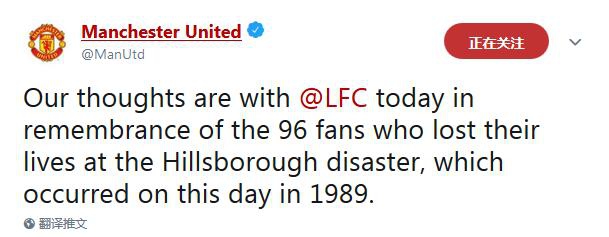 在利物浦市圣乔治大厅的台阶上，96盏象征着生命的烛光在夜色中摇曳，烛光映照着背后悬挂的遇难者横幅，温暖的光芒诉说着这座城市对孩子们从未冷却的思念。