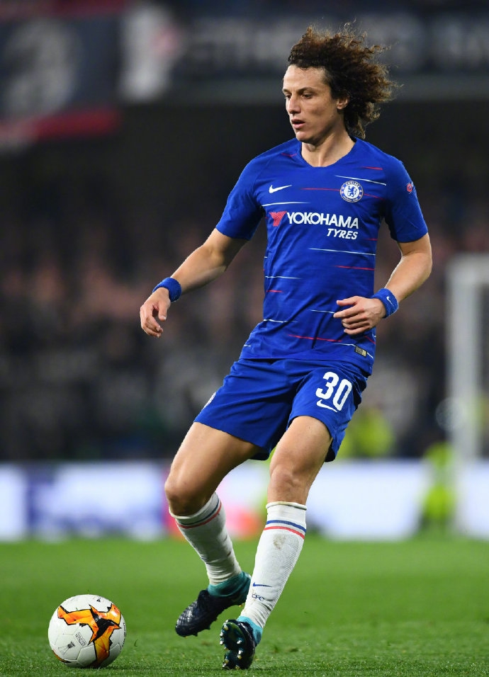 利物浦飞翼罗伯逊和阿诺德在边路遥相呼应，他们用不知疲倦的奔跑和精准的传中，为红军的进攻插上了飞翔的翅膀。