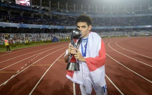 热刺前场多面手德扬·库卢塞夫斯基背身倚住后卫，用宽阔的身体作掩护顺势转身抹入禁区，展现出与其年龄不符的强悍对抗能力