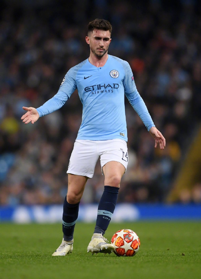 利物浦后防中坚范戴克与曼城后卫拉波尔特在比赛中正面交锋，两人不仅是防守端的巨擘，更是各自球队由守转攻的第一发起人。