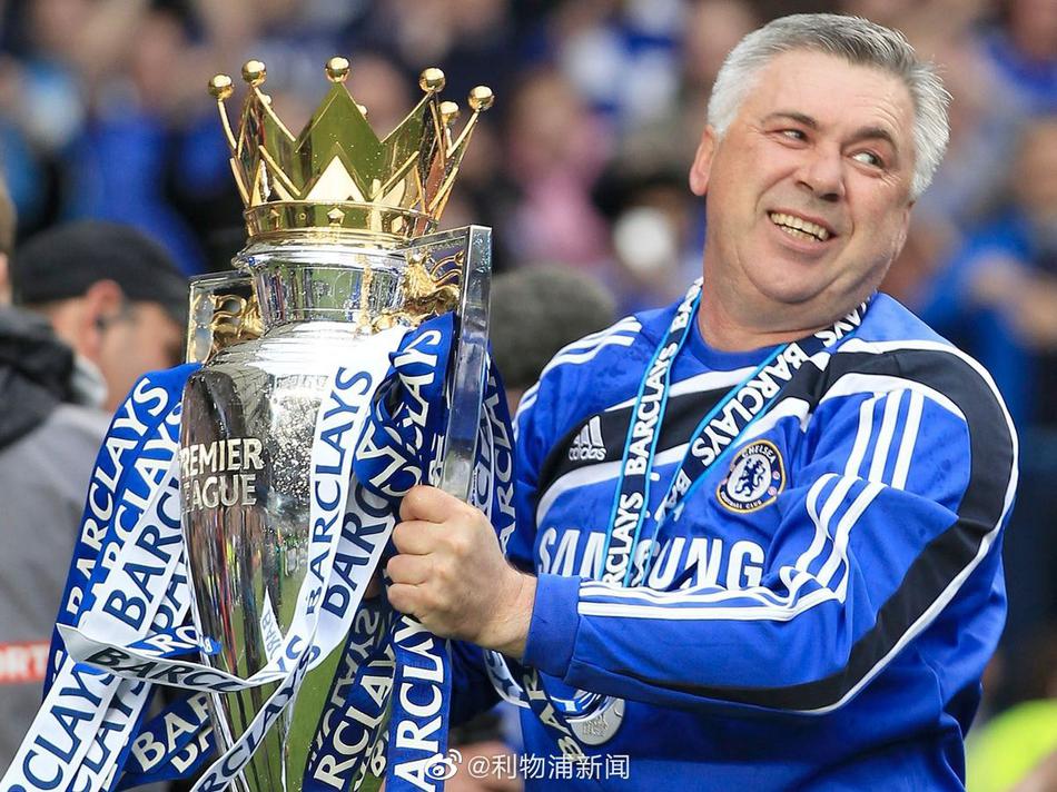 温格教授在场边温文尔雅，眼神中透露着对足球哲学坚定不移的执着与信念。