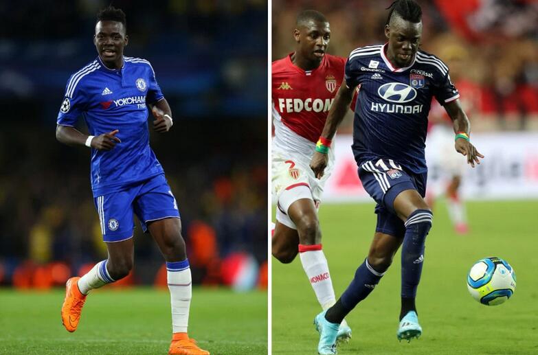 一位球员身披切尔西球衣，在进球后激情滑跪庆祝，他张开双臂，脸上洋溢着无法抑制的喜悦，那一刻他是斯坦福桥的英雄