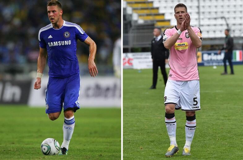 场边，一位教练模样的人正拍着一名年轻球员的肩膀，目光中充满鼓励和期许，球员则低着头认真聆听，仿佛在接受一次重要的人生指导