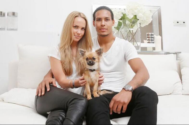 在一家温馨的餐厅里，范戴克深情地望向身旁的丽克，丽克则绽放出幸福的笑容，画面定格了他们平凡生活中的甜蜜瞬间。