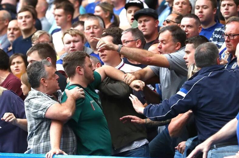 事态平息后，一名涉事球迷低头捡起已经变形的眼镜，周围的球迷依然沉浸在比赛之中，但这一角留下的只有尴尬与沉默。