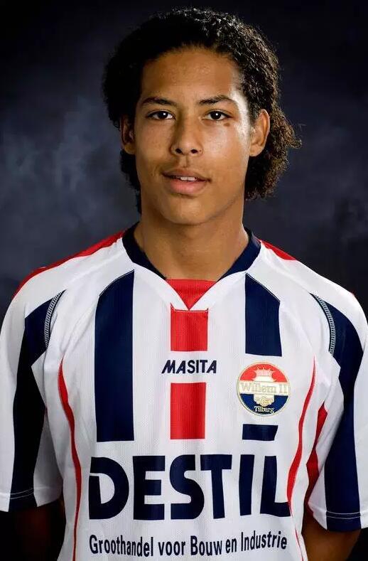 利物浦生涯的范戴克在比赛中怒吼指挥防线，眼神中充满霸气与自信，此时的他已是不可逾越的后防屏障。