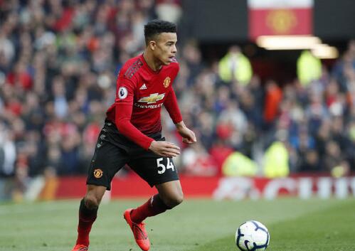 曼城新太子菲尔·福登在密集防守中闲庭信步，用一次极具想象力的脚后跟磕球摆脱两人包夹，稚嫩的脸庞下是令对手胆寒的杀手本色