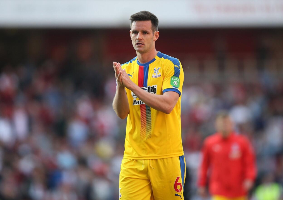 博格巴在老特拉福德用力拍手鼓舞士气，红色的球衣在阳光下格外耀眼，身后的切尔西球员眼神凝重，英超的争四大战在每一寸草皮上燃烧