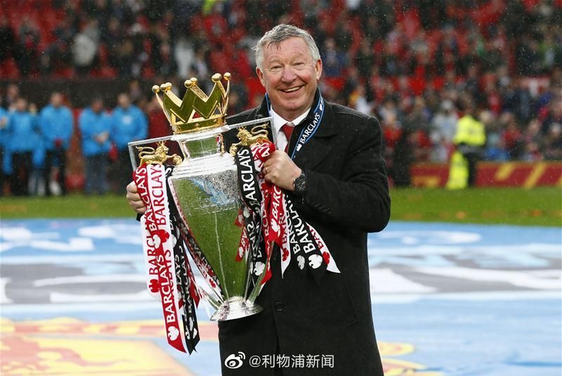 弗格森爵士紧握双拳激情庆祝，他的身后是梦剧场沸腾的海洋，红色的激情扑面而来。