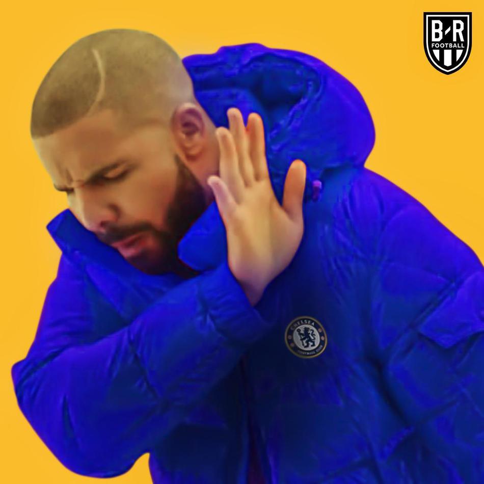 切尔西球员在终场哨响后，双手捂脸难掩失落之情，而对手伯恩利队员则紧紧拥抱庆祝这宝贵的客场一分，鲜明对比凸显了切尔西错失登顶争三大好良机的苦涩与无奈。