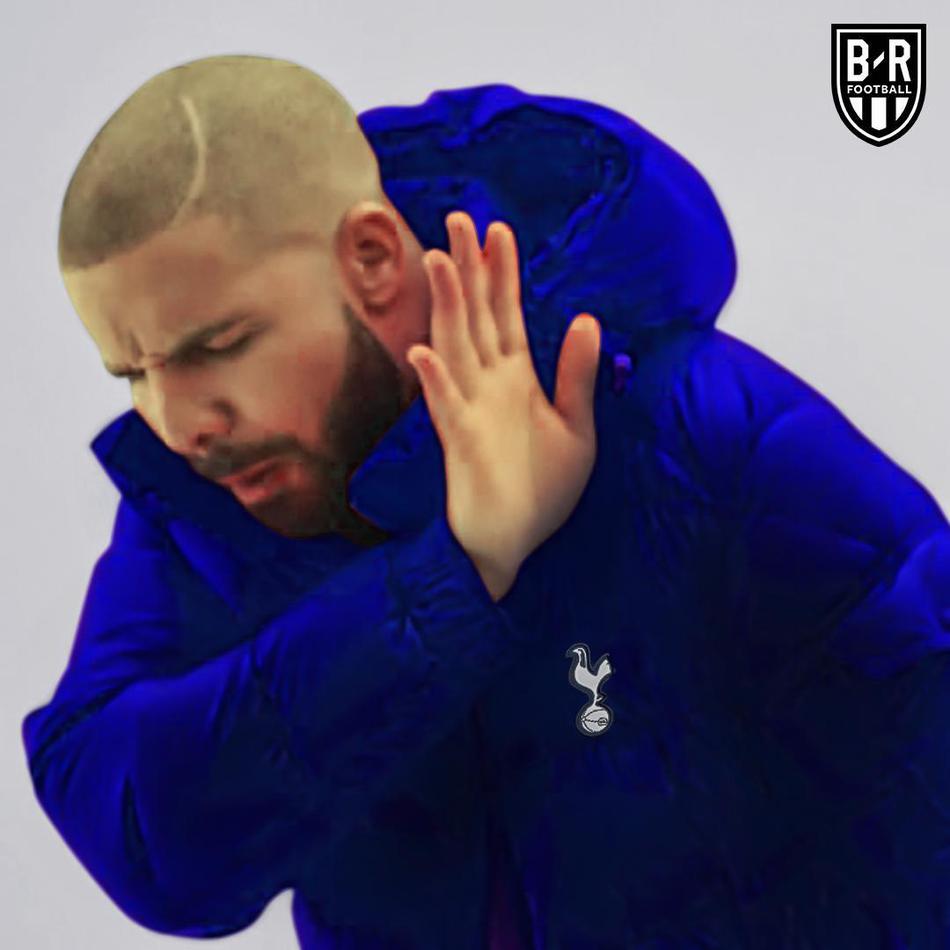 曼联球员在客场0-4惨败给埃弗顿后，一个个垂头丧气，像泄了气的皮球，背景是埃弗顿球迷巨大的嘲讽比分牌，完美诠释了球队从争四希望到心理崩盘的巨大落差。