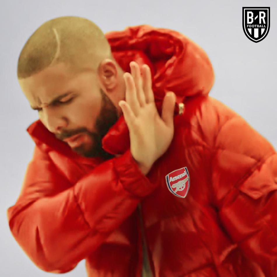 一张创意合成图，将热刺、切尔西、阿森纳、曼联四队的队徽画成四辆在争四高速路上连环追尾的事故车辆，冒出滚滚黑烟，而路旁指向'欧冠'的路牌则显得遥不可及，充满讽刺意味。