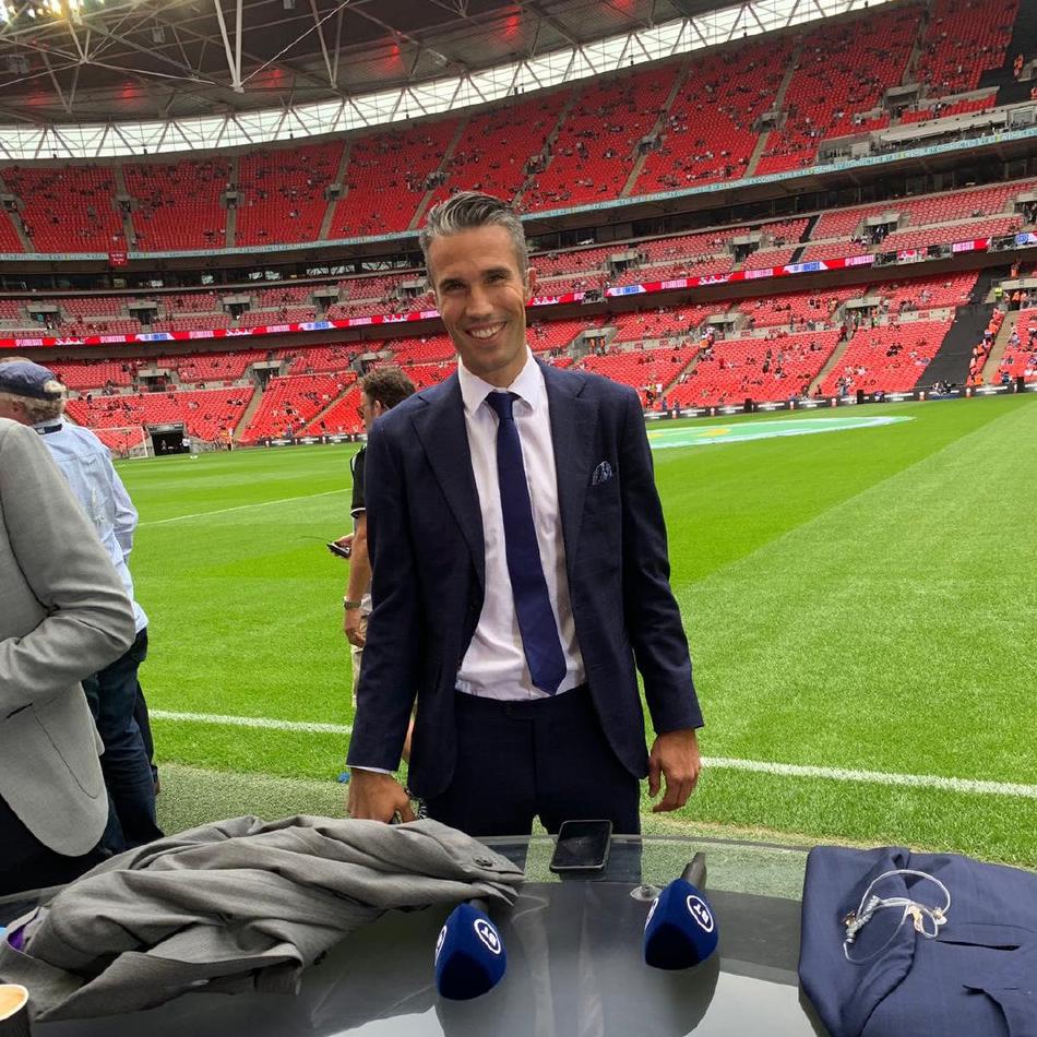 解说间隙三人相视而笑，范佩西的白发与两位搭档形成对比，轻松愉快的氛围彰显老友间的默契