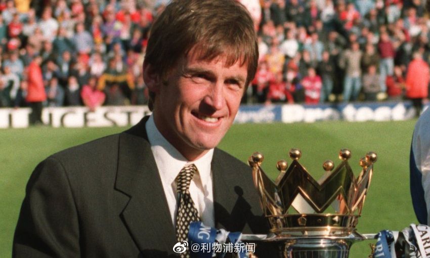 贝尼特斯在场边神情专注，仿佛正在脑海中拆解对手的防线，构思下一个致命反击。