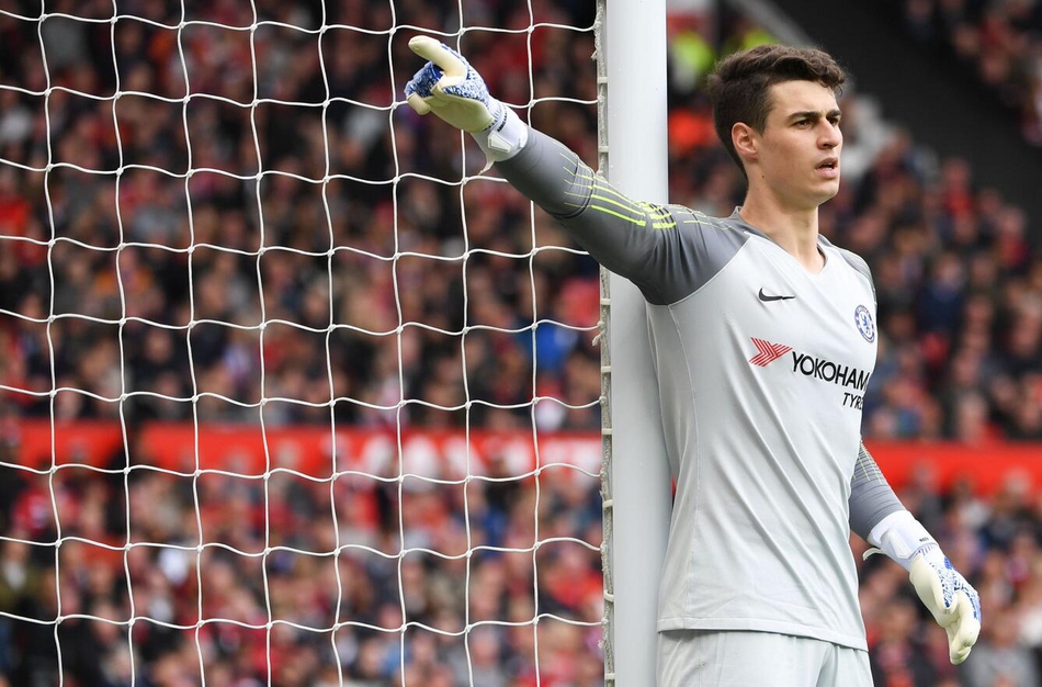 萨拉赫张开双臂奔跑在安菲尔德草坪，身后是追赶的队友和巨大的利物浦队徽，梅开二度的埃及法老用标志性的微笑宣告状态回归