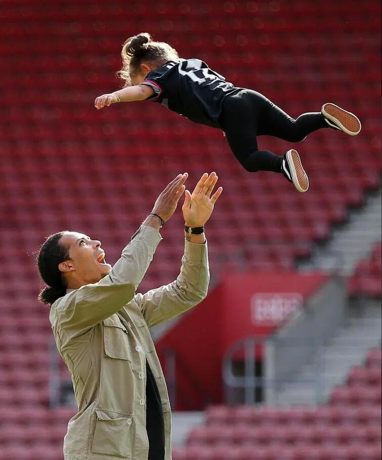 丽克依偎在范戴克肩头，两人衣着考究，气质优雅，展现出他们作为时尚眷侣的独特魅力与默契。