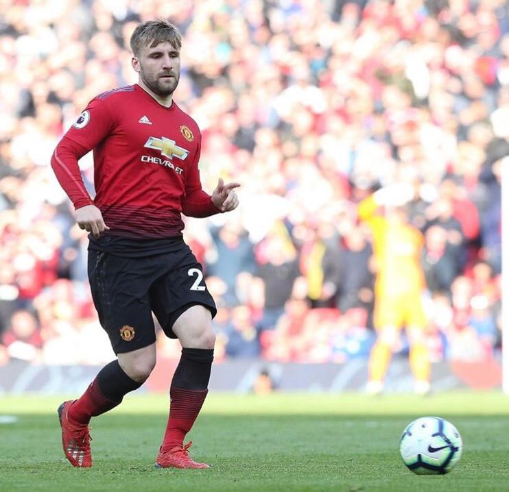 阿圭罗在伯恩利人墙中强行起脚，皮球呼啸而过，身后的曼城球迷紧张起身，眼神中充满期待，这是属于射手本能的瞬间