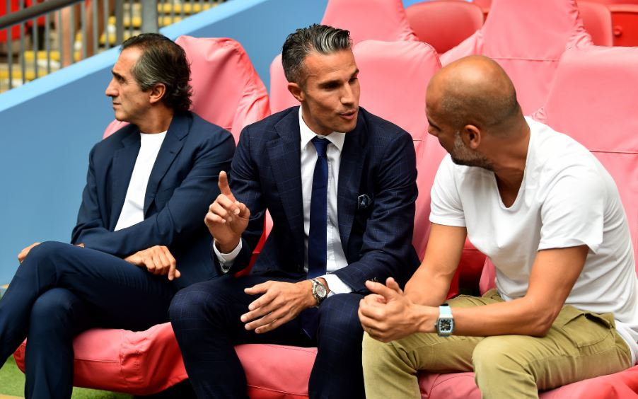 范佩西解说首秀亮相，一头白发在演播室灯光下格外抢眼，他面带微笑，眼神中透着对新角色的专注与期待