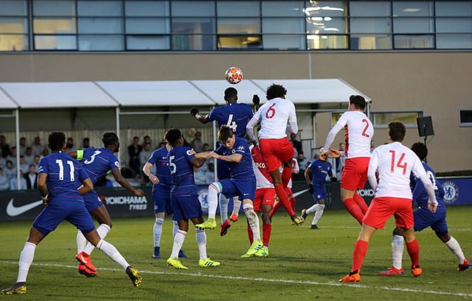 全场结束，灯光下的斯坦福桥球场，切尔西U19的小将们绕场感谢球迷，切赫在看台上久久不愿离去