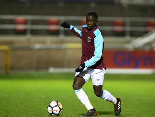 水晶宫魔术师埃贝雷奇·埃泽在草坪上翩翩起舞，用一连串令人眼花缭乱的假动作晃开角度，随后射出一记刁钻的弧线球直挂死角