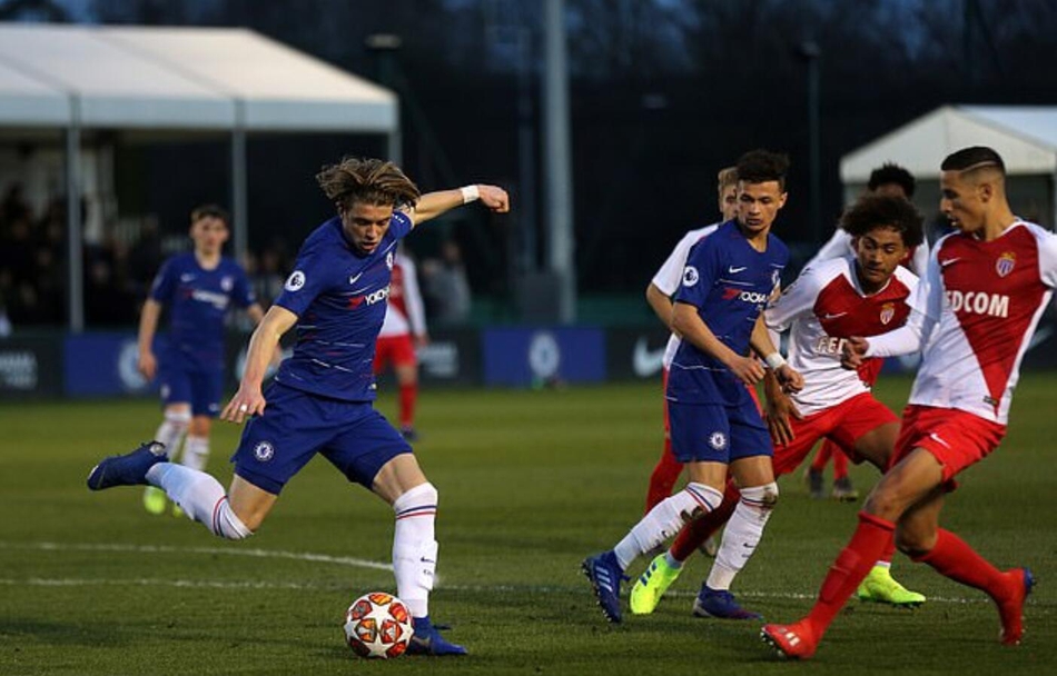 切赫在看台上神情严肃，仿佛正在用自己的经验审视场上年轻后辈们的站位与决策