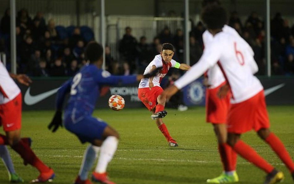 赛后，切赫特意来到场边，与切尔西U19的年轻门将亲切交流，传授经验