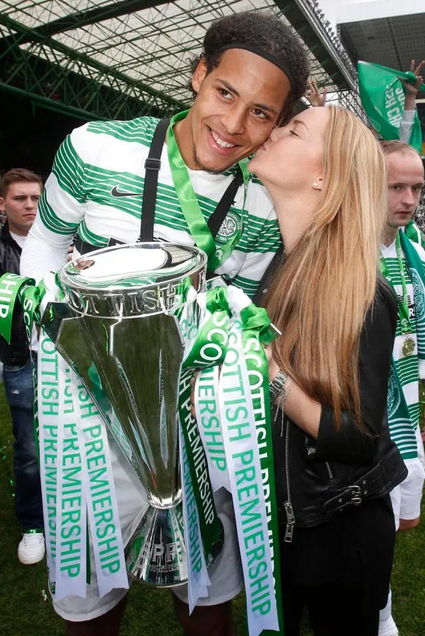 范戴克与丽克在休闲时光中相视而笑，眼神中传递着无需言语的默契与爱意，诠释了伴侣间的深厚情感。